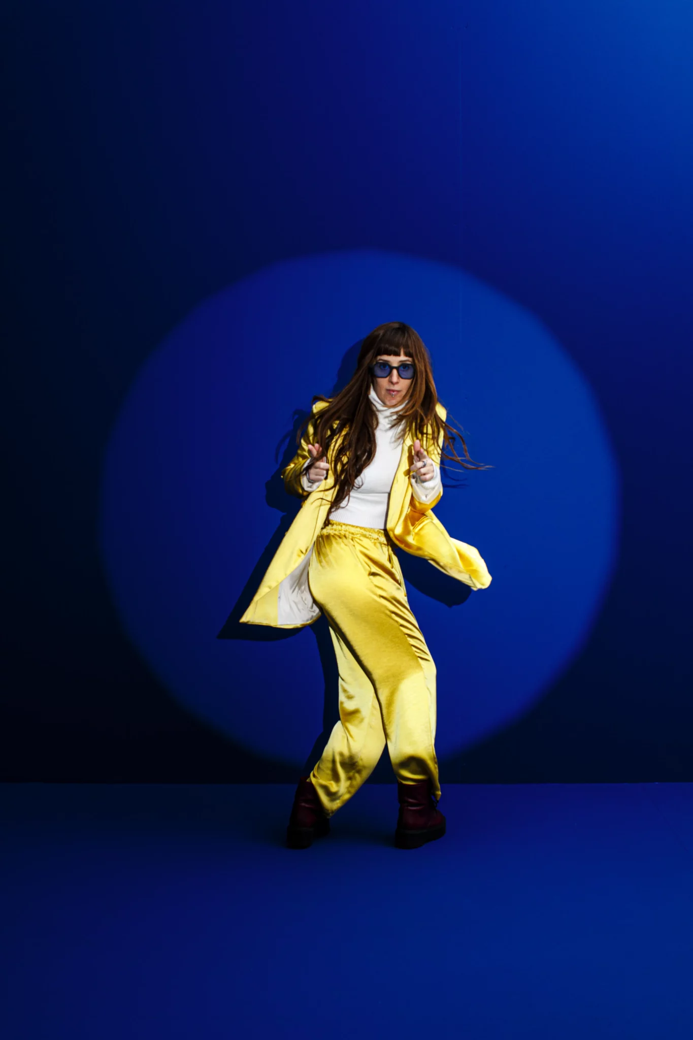 Immagine pubblicitaria Completo giallo per artigiano in Albino, scatto realizzato in studio fotografico con ispirazione presa da 007
