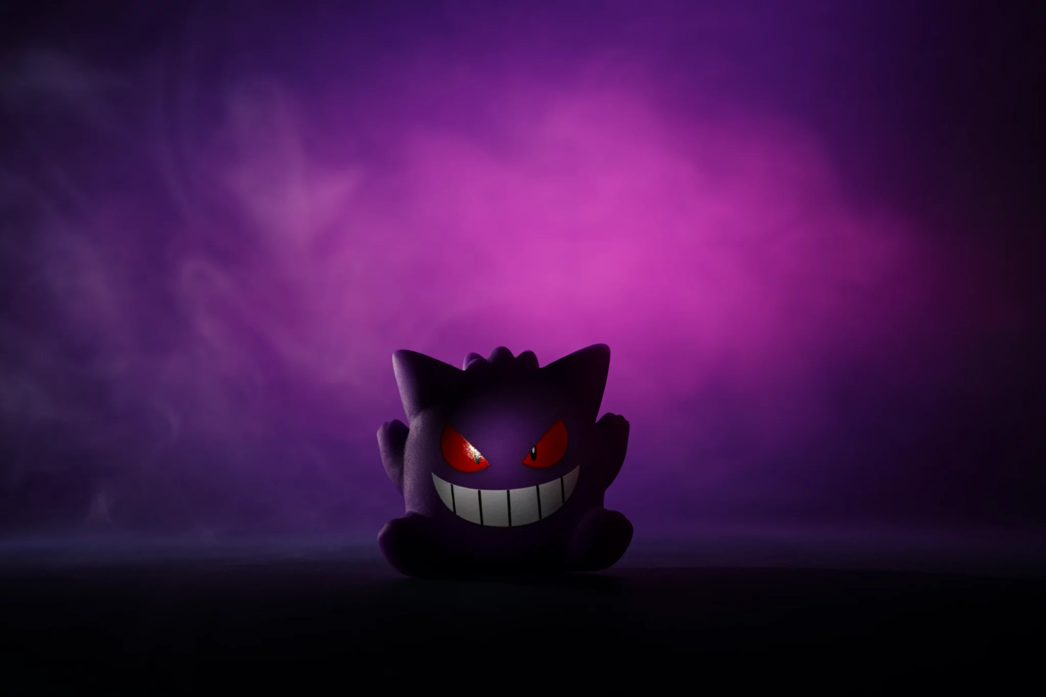 immagine stile pop di action figure Pokemon Gengar - immagine realizzata seguendo l'idea del personaggio e della sua personalità, tramite l'uso di fumo e gel colorato si è creata un immagine che rappresenti il personaggio, il tutto realizzato in studio fotografico per aziende
