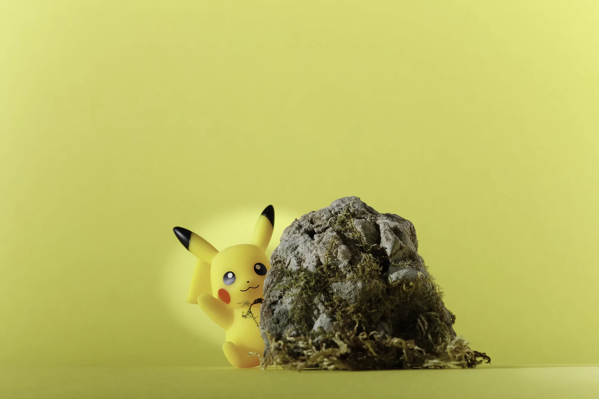 immagine stile pop di action figure Pokemon Pikachu - immagine realizzata seguendo l'idea del personaggio e della sua personalità, tramite l'uso di una roccia e si è riusciti ad animare il personaggio, il tutto realizzato in studio fotografico per aziende