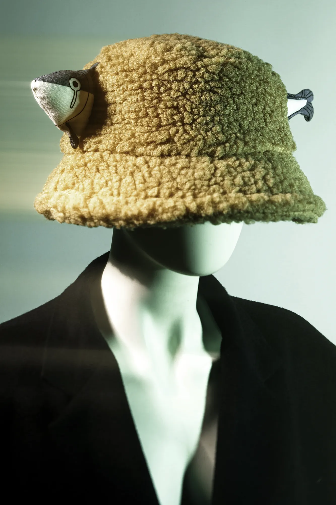 bucket hat, scatto per campagna pubblicitaria realizzato in studio fotografico specializzato in prodotti e food
