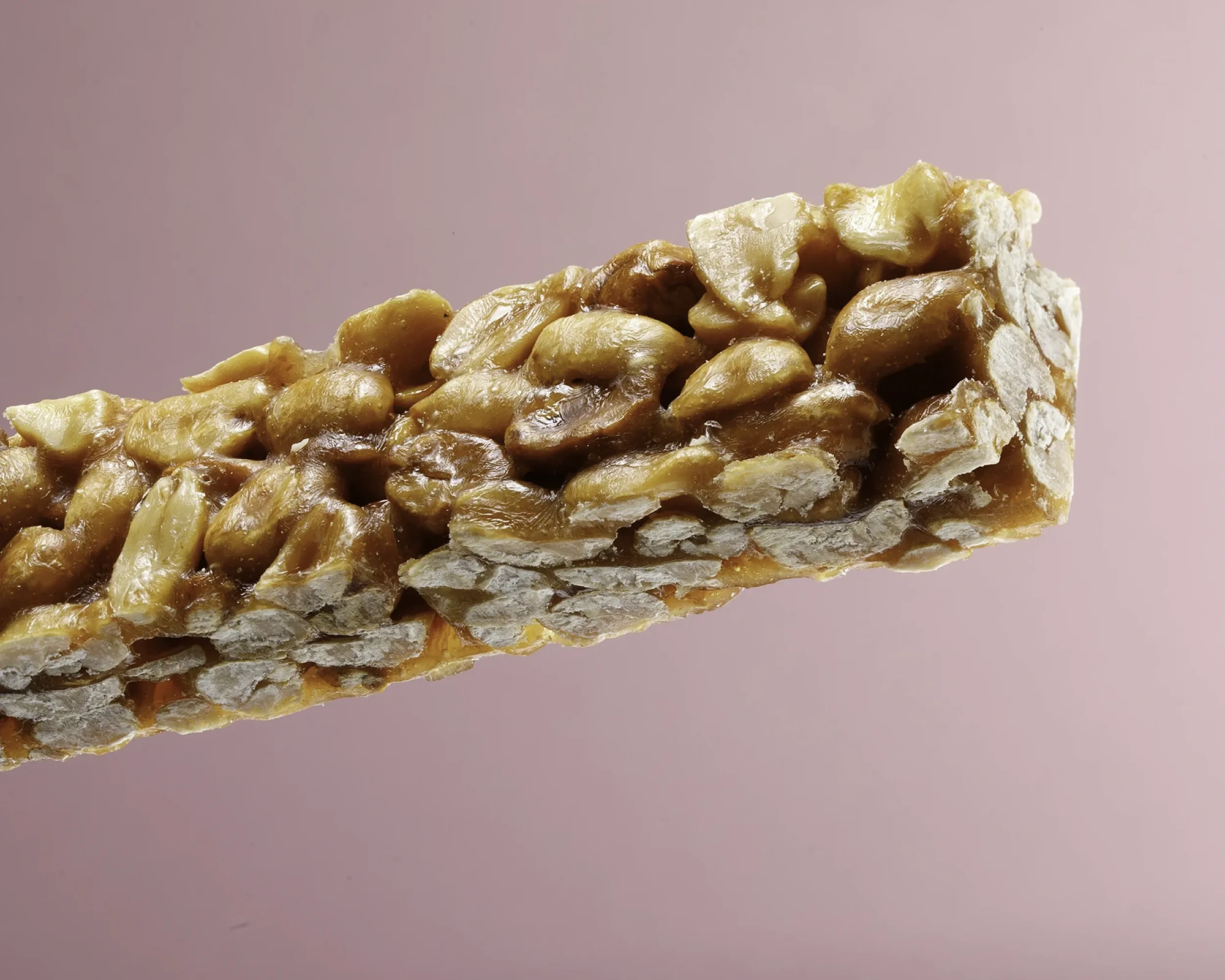 Barretta croccante arachidi, immagine realizzata per scopi pubblicitari in studio fotografico nella bergamasca per immagini di food