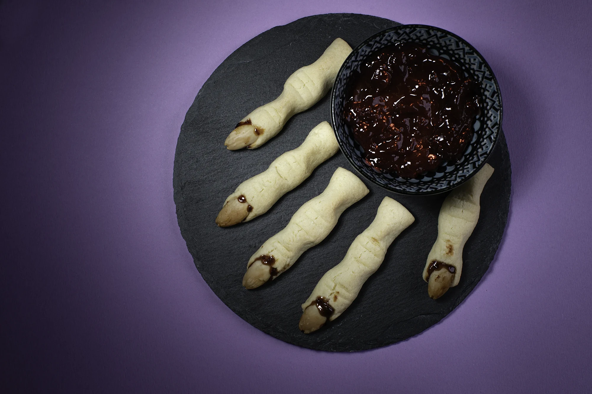 immagine pubblicitaria per Bisconteca Albino - biscotti dita di strega presentati con una marmellata - studio fotografico per aziende