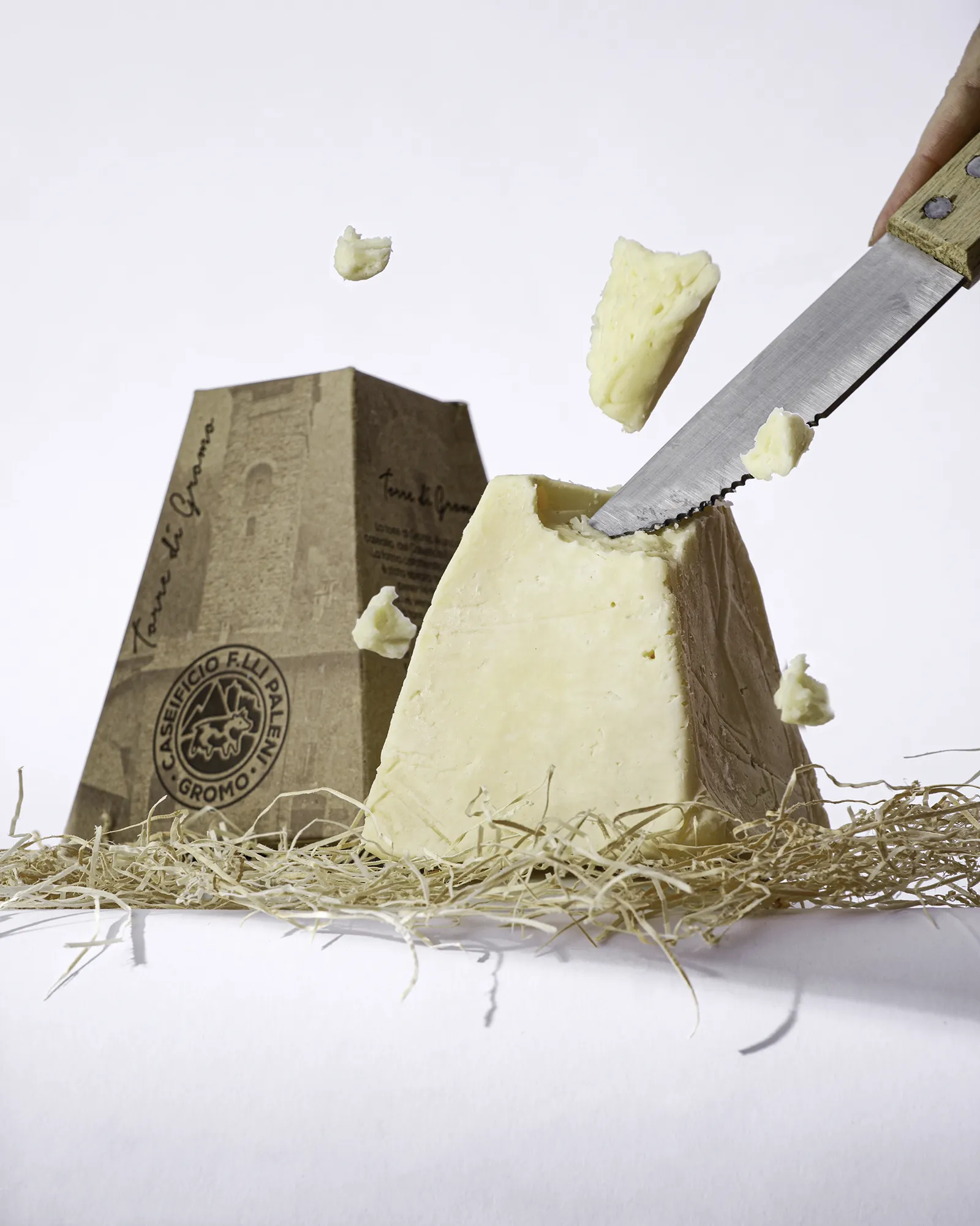 immagine composita per ecommerce di formaggio artigianale la torre di gromo del caseificio F.lli Paleni - studio fotografico per aziende