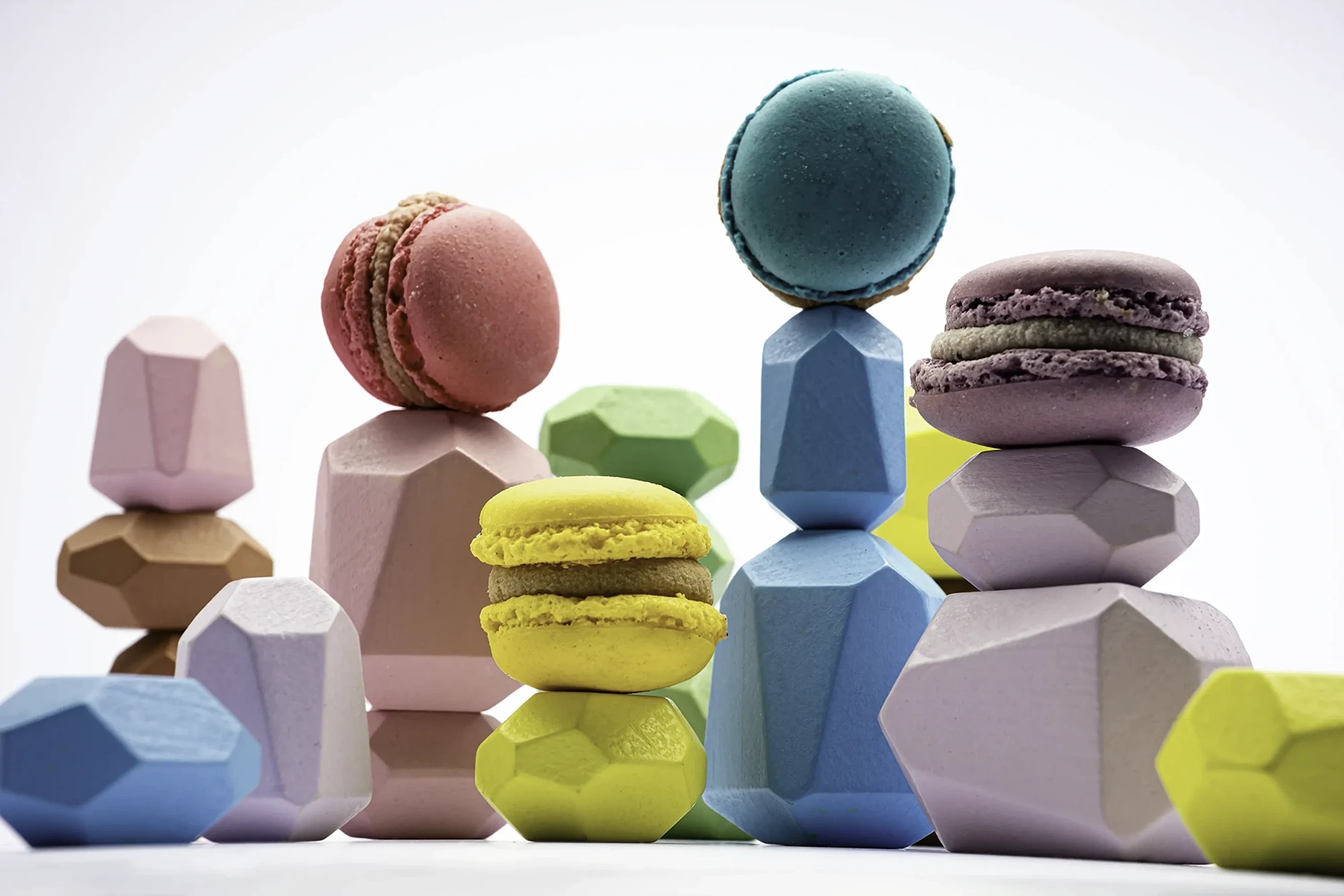 immagine stile pop di Macarons colorati per pasticceria locale - studio fotografico per aziende