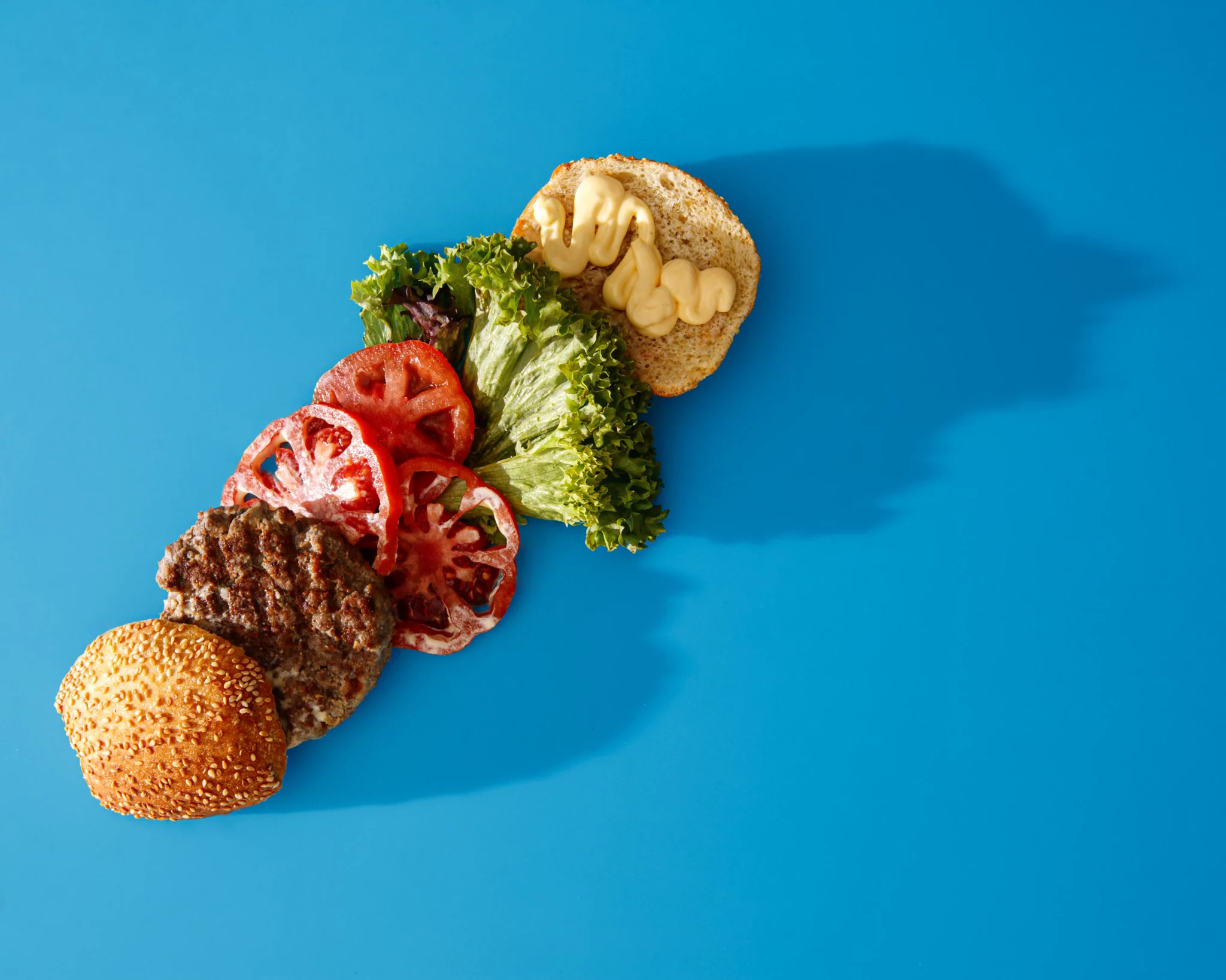immagine stile pop di hamburger scomposto per locale - studio fotografico per aziende