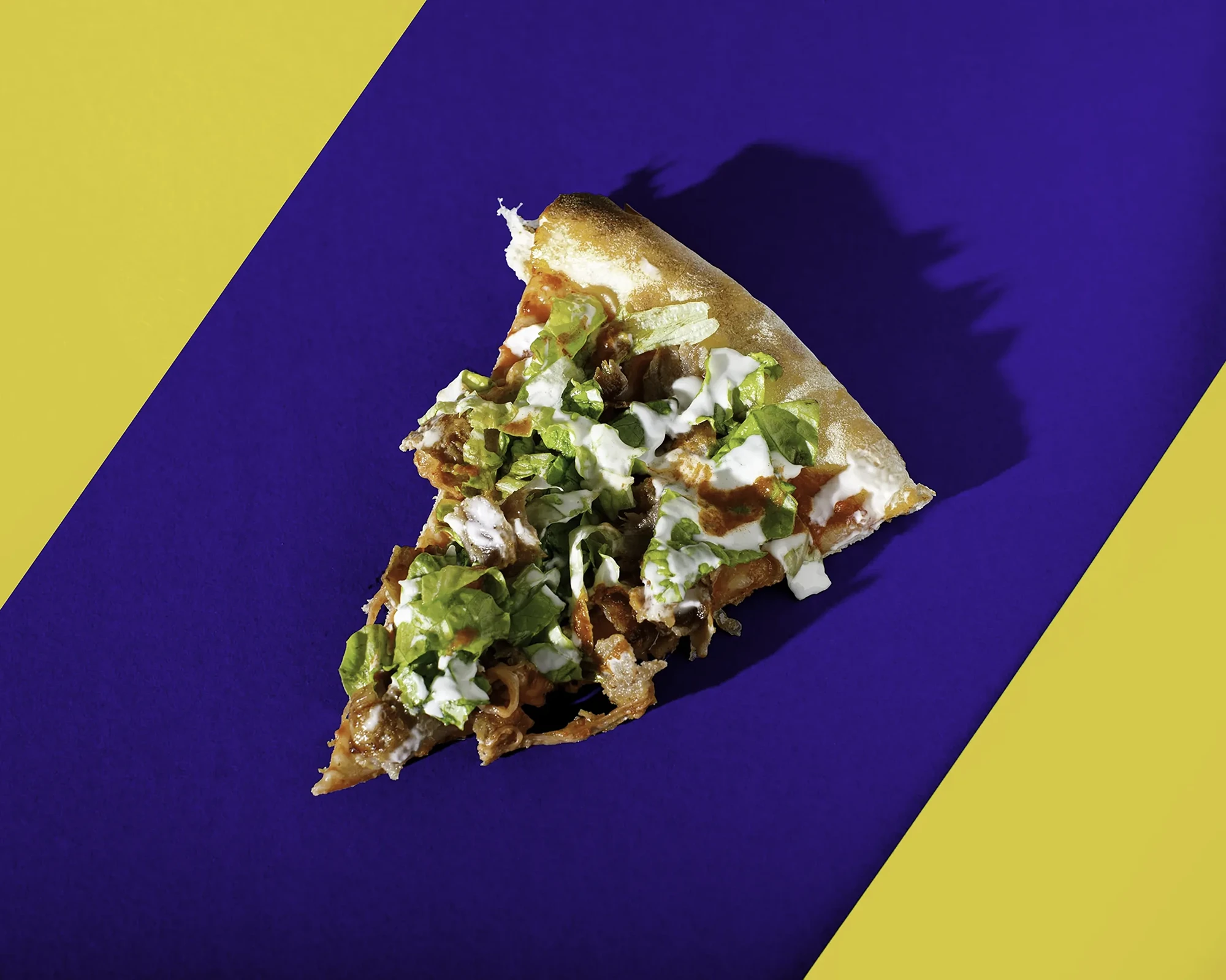 Immagine di fetta pizza kebab stile pop art, immagine realizzata per scopi pubblicitari in studio fotografico nella bergamasca