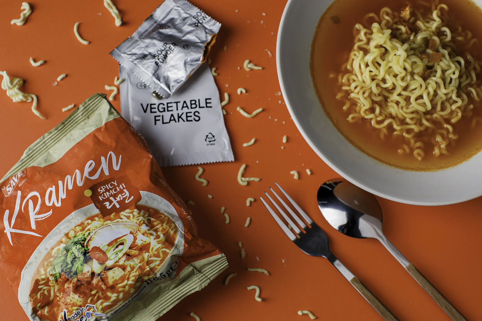 scatto stile moderno e pop Kramen al kimchi piccante con branding SAVE per immagini di prodotti e food professionali realizzata in studio fotografico