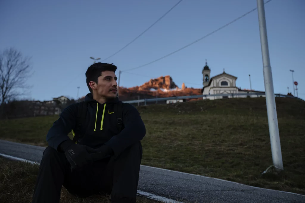Immagine life style per catalogo - Felpa NIke in location con modello - immagine realizzata da fotografo professionista - Bergamo