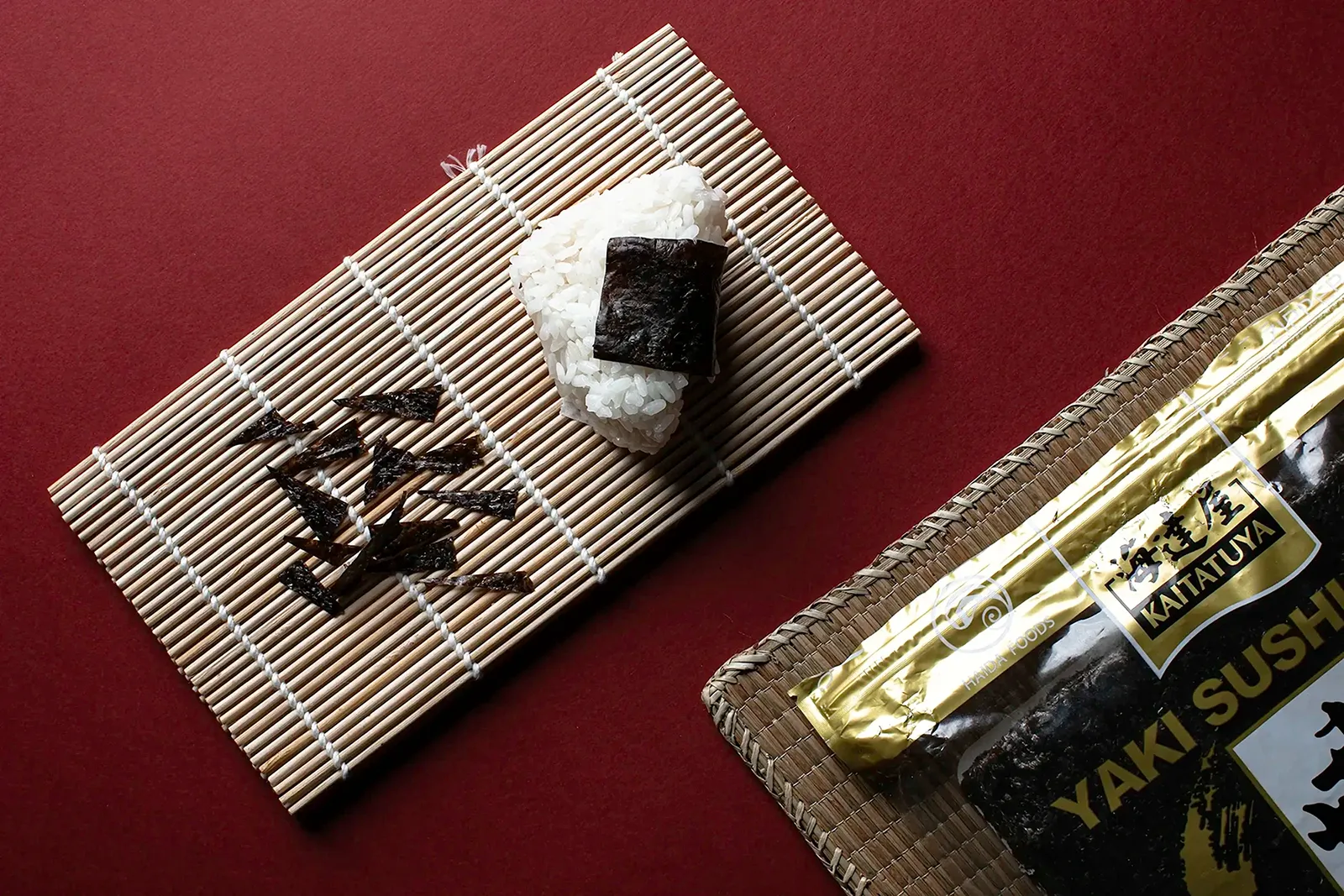 Immagine still life di food con branding azienda kaitatuya - Onigiri al tonno - immagine realizzata da fotografo professionista con studio fotografico in Bergamo