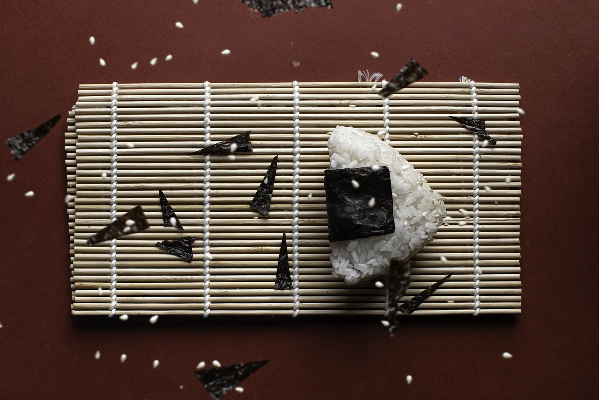 Immagine still life di food- Onigiri al tonno con semi di sesamo - immagine realizzata da fotografo professionista con studio fotografico in Bergamo