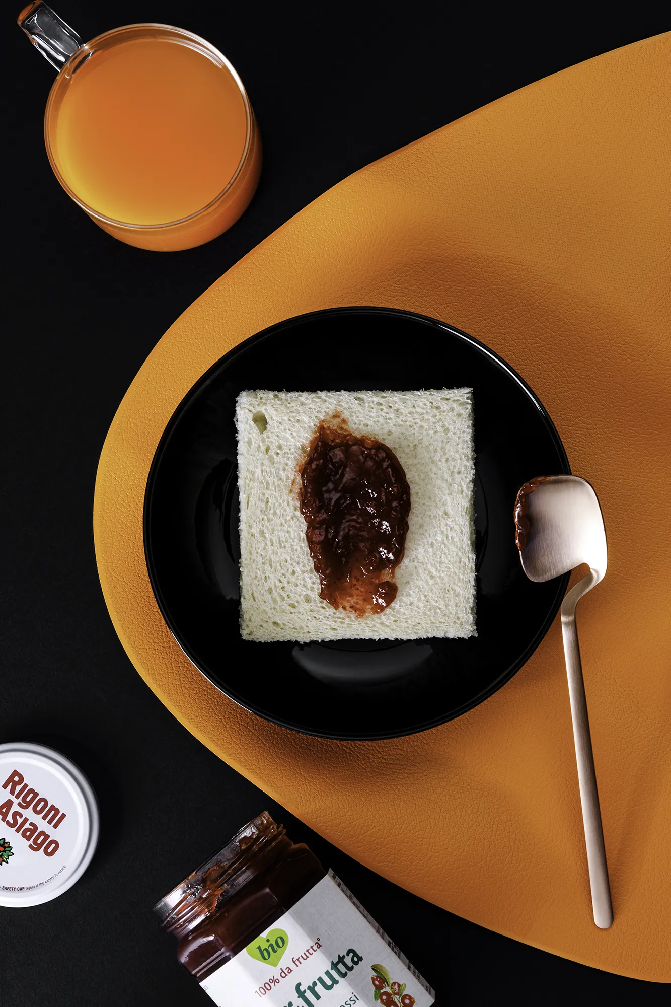 immagine stile pop colazione con fetta di pane con marmellata ai mirtilli rossi Rigoni di Asiago - studio fotografico per aziende