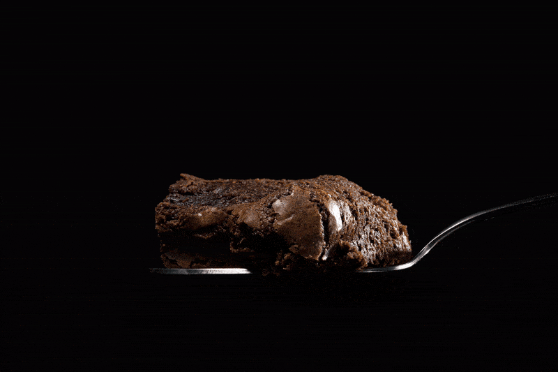 tortino al cioccolato con caramello al whisky, gif realizzato in studio fotografico per product photography