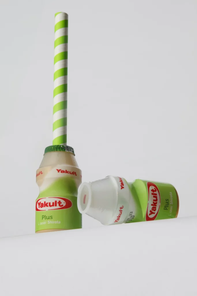 Yakult Plus, scatto per pubblicità su sfondo bianco stile minimal- realizzato in studio fotografico specializzato in prodotti e food
