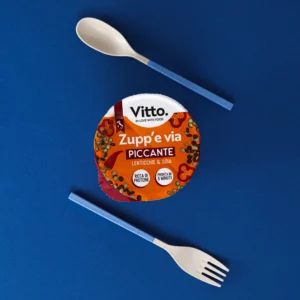 immagine stile pop zuppa alle lenticchie piccanti di Vitto in love with food - studio fotografico per aziende