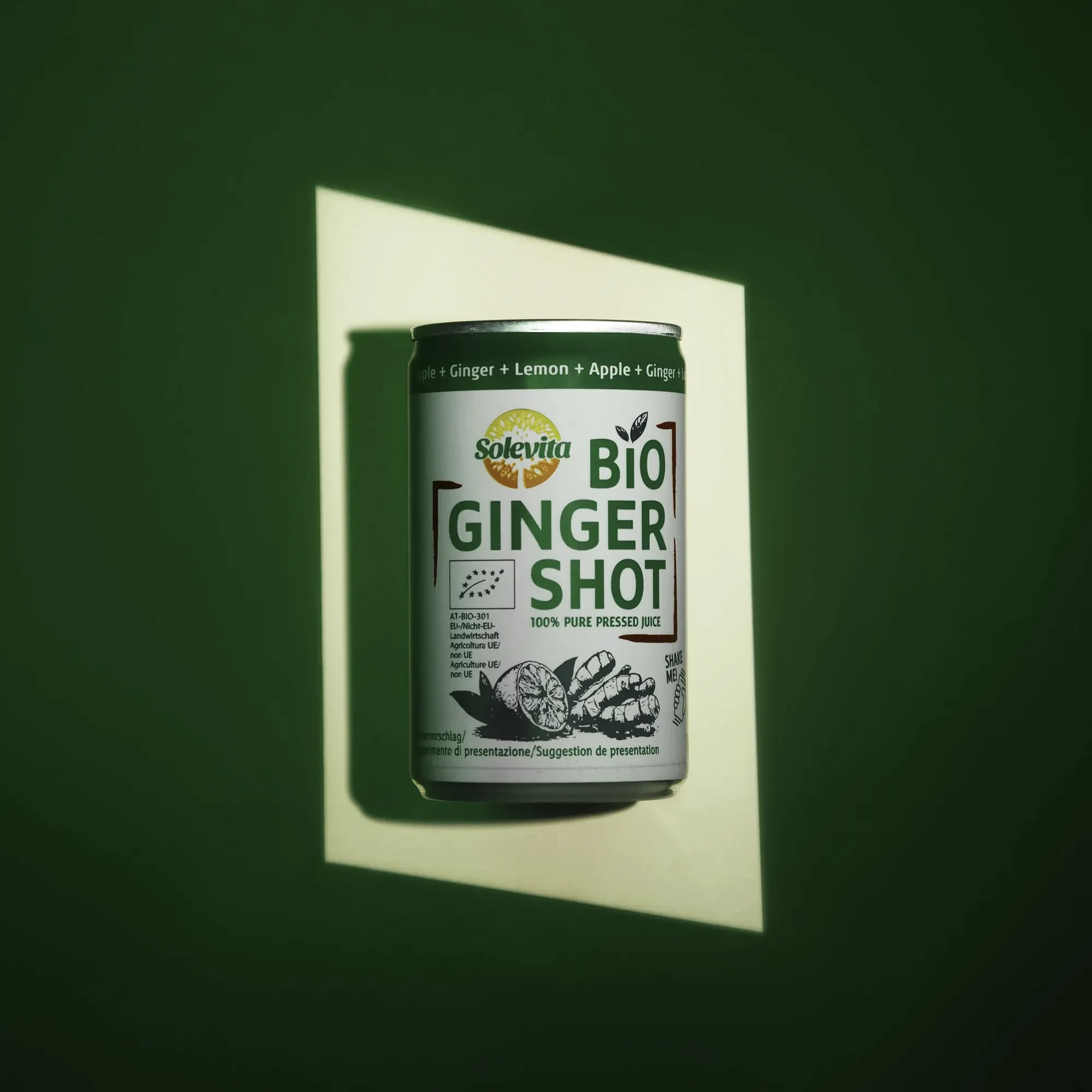 scatto bio ginger shot still life in studio fotografico composito
