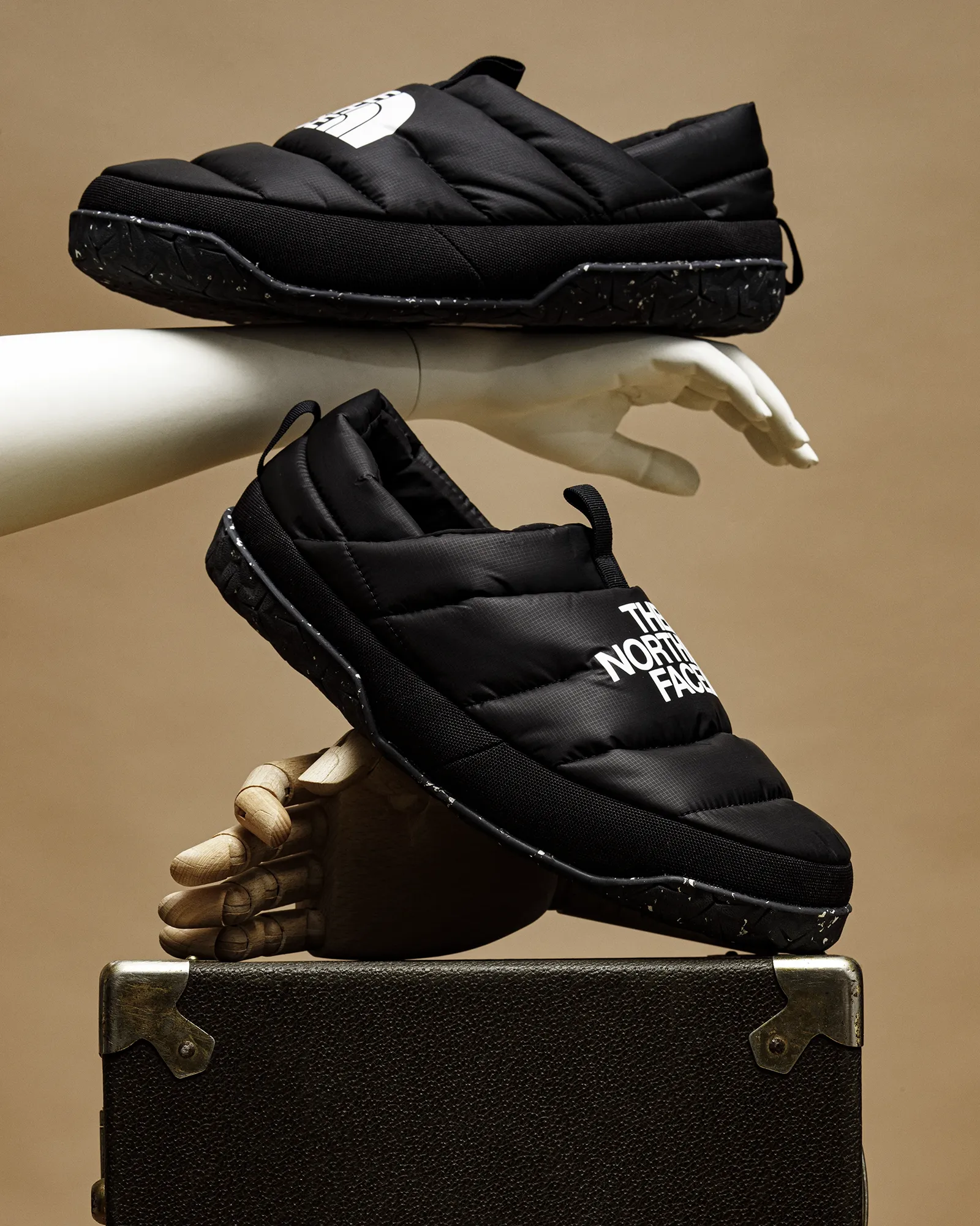 immagine per ecommerce ciabatta termica the north face con uso anche pubblicitario - studio fotografico per aziende