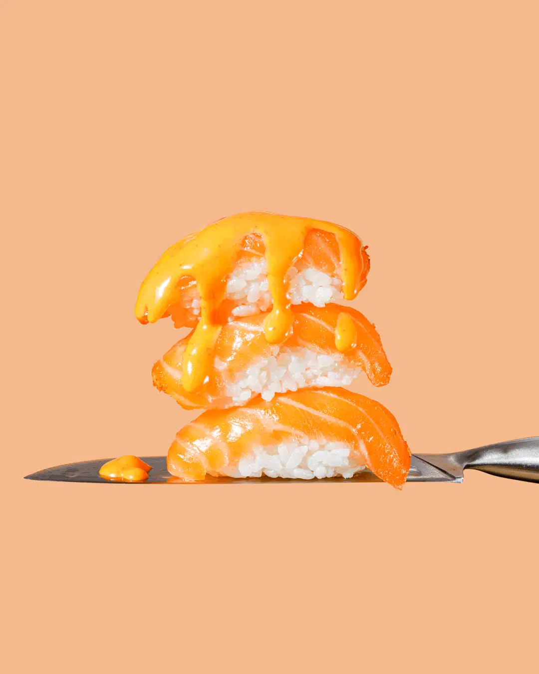 Immagine animata GIF con Nigiri salmone con salsa piccante realizzato come progetto personale per esempio pubblicitario di foto di food