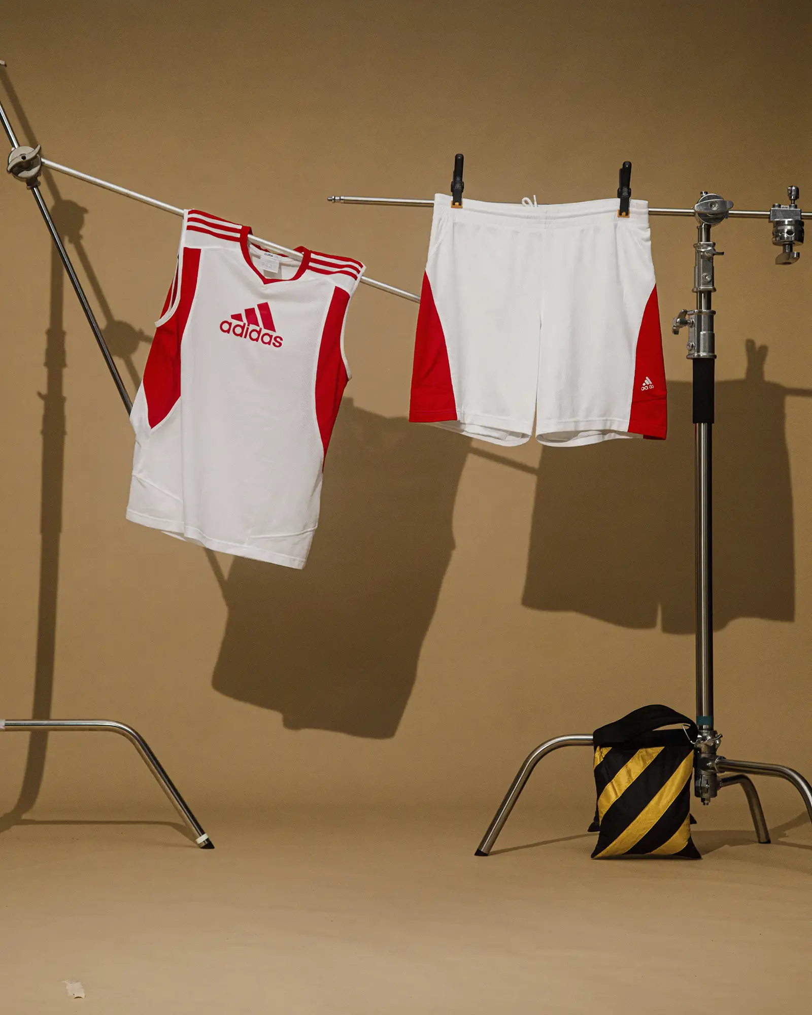 Completo basket donna, scattato su sfondo neutro con attrezzatura fotografica come props