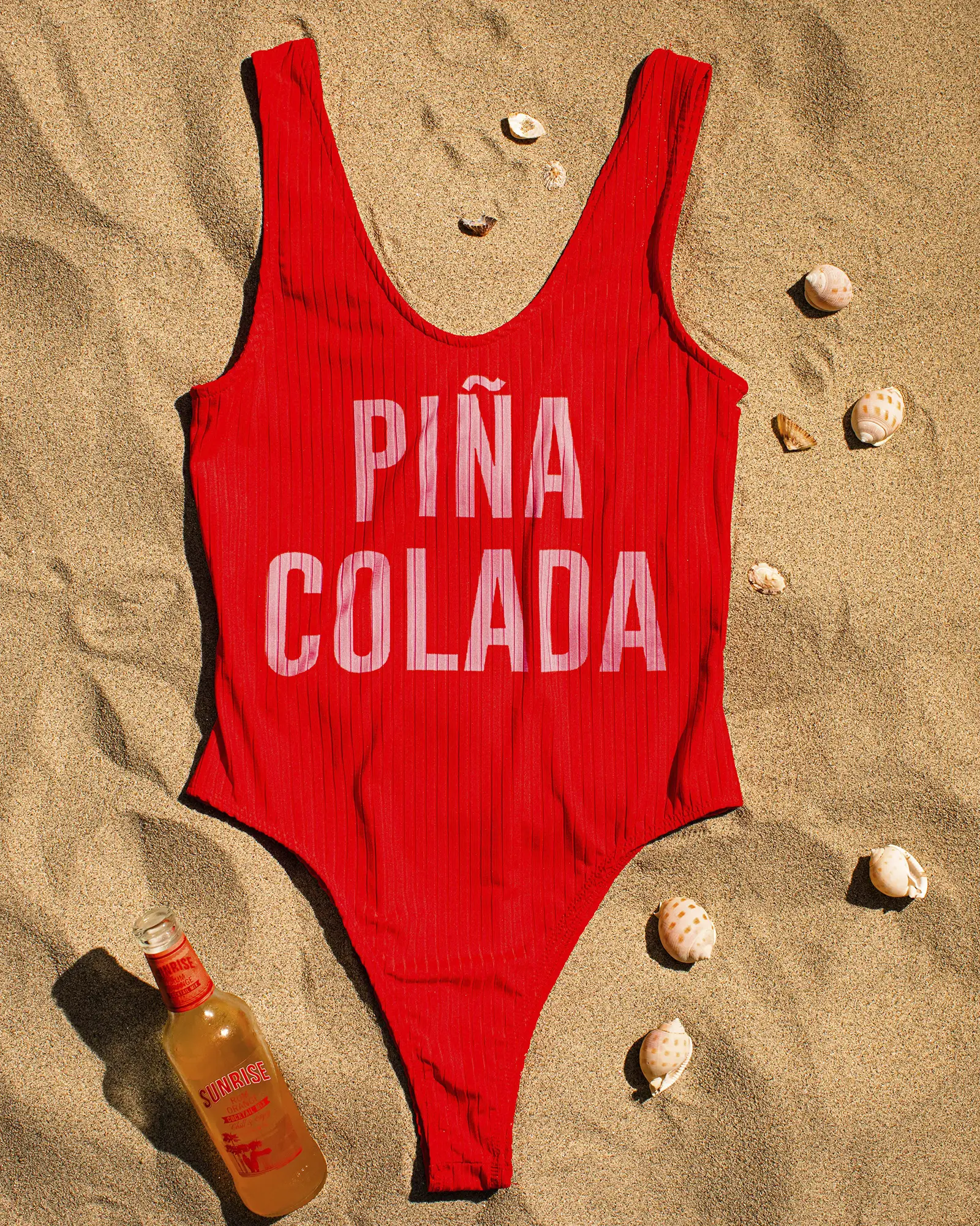 Costume da bagno monopezzo pina coloda rosso ambientato