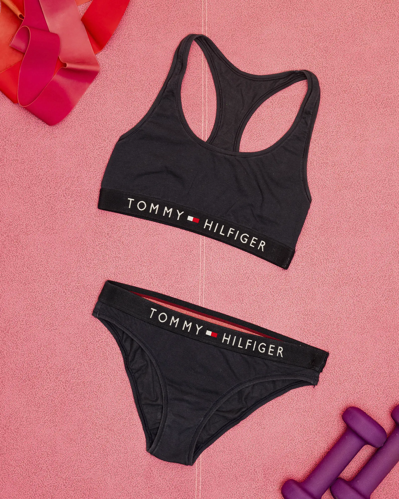 Intimo da allenamento Tommy Hilfiger, scatto realizzato in stile ambientato per far capire l'uso, flat lay