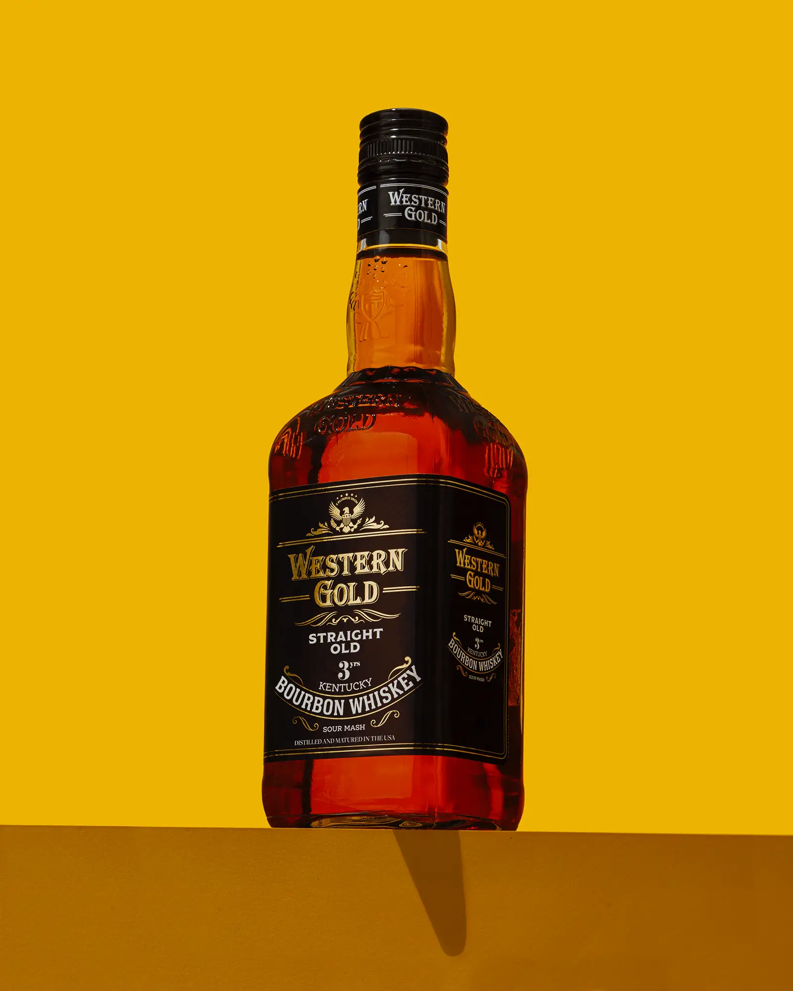 Bottiglia Bourbon Whiskey invecchiata 3 anni, immagine per uso social e adv di food realizzata presso lo studio, tile moderno e colorato con presentazione minimal e pulita