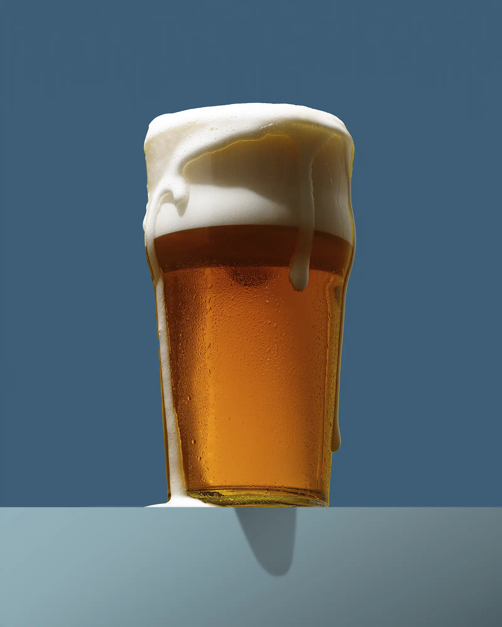 pinta di birra lager, immagine per uso social e adv di food realizzata presso lo studio, tile moderno e colorato con presentazione minimal e pulita