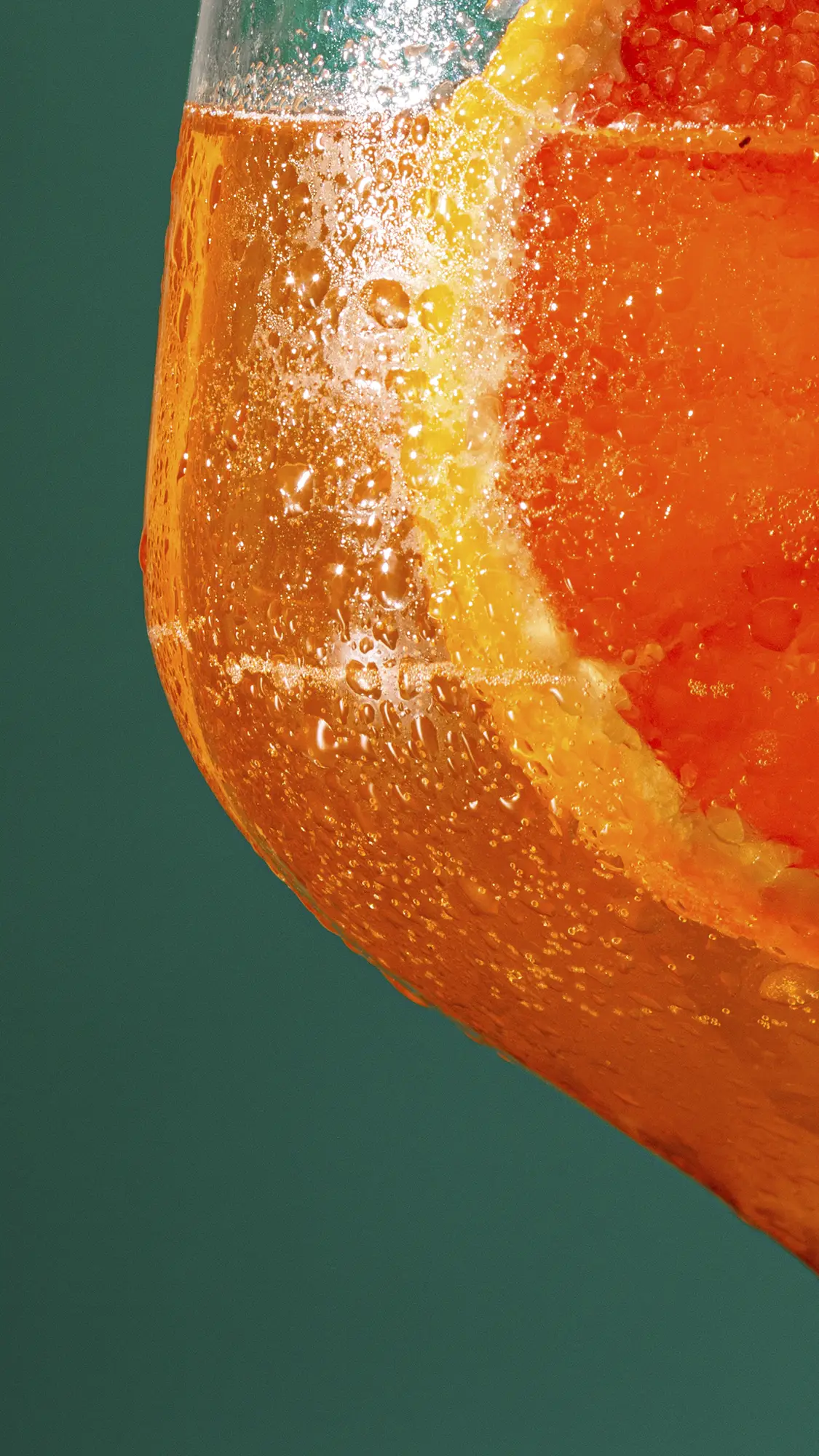 spritz, immagine per uso social e adv di food realizzata presso lo studio, tile moderno e colorato con presentazione minimal e pulita