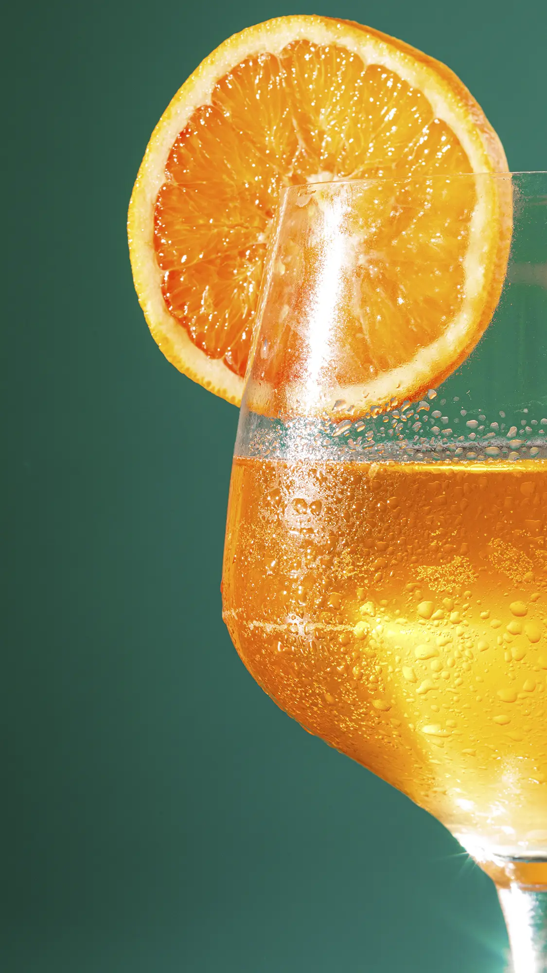 spritz, immagine per uso social e adv di food realizzata presso lo studio, tile moderno e colorato con presentazione minimal e pulita
